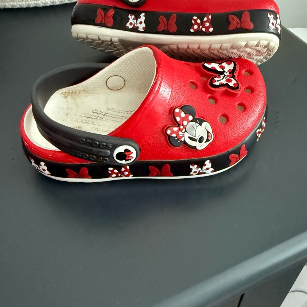Disney Kids Red Flashing Crocs with Minnie Mouse - Picture 4 of 5